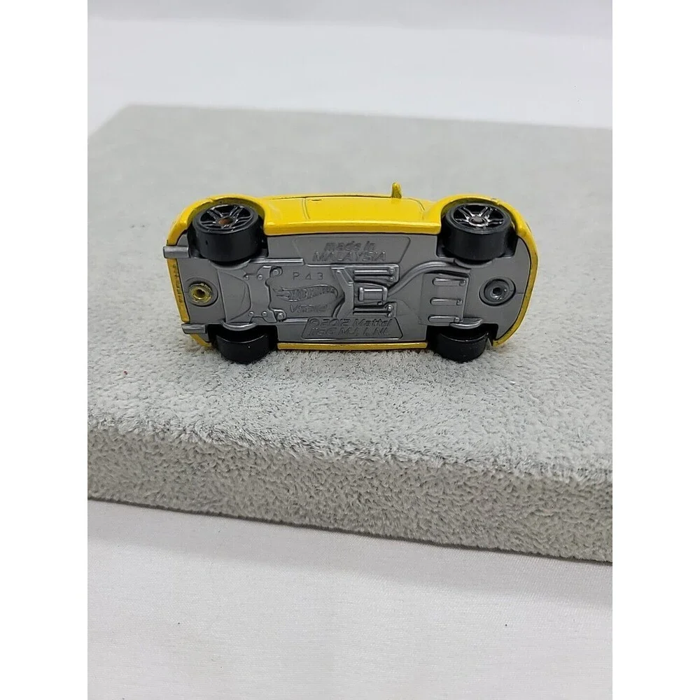 Hot Wheels 2012 Volkswagen VW  Beetle Yellow - Diecast - 1:64 - USED